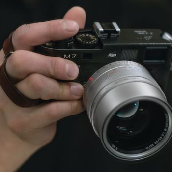 Finger loop for leica M